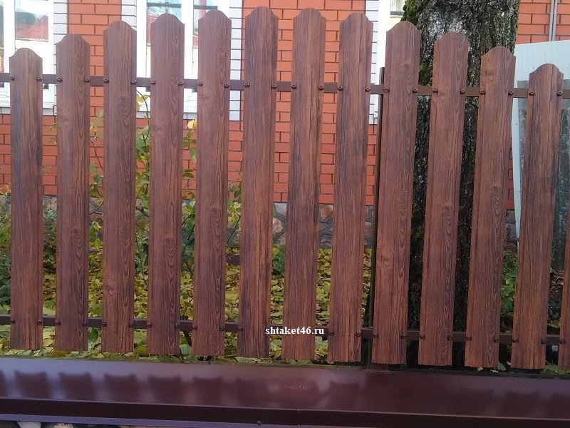 Палисадник из евроштакетника под дерево марёный дуб в Курской области д. Ворошнево Палисадник из евроштакетника под дерево марёный дуб в Курской области д. Ворошнево