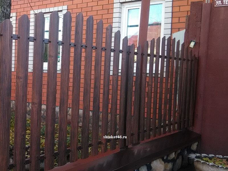 Палисадник из евроштакетника под дерево марёный дуб в Курской области д. Ворошнево Палисадник из евроштакетника под дерево марёный дуб в Курской области д. Ворошнево