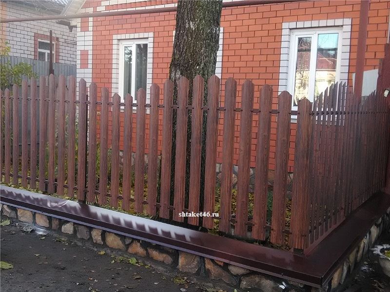 Палисадник из евроштакетника под дерево марёный дуб в Курской области д. Ворошнево Палисадник из евроштакетника под дерево марёный дуб в Курской области д. Ворошнево